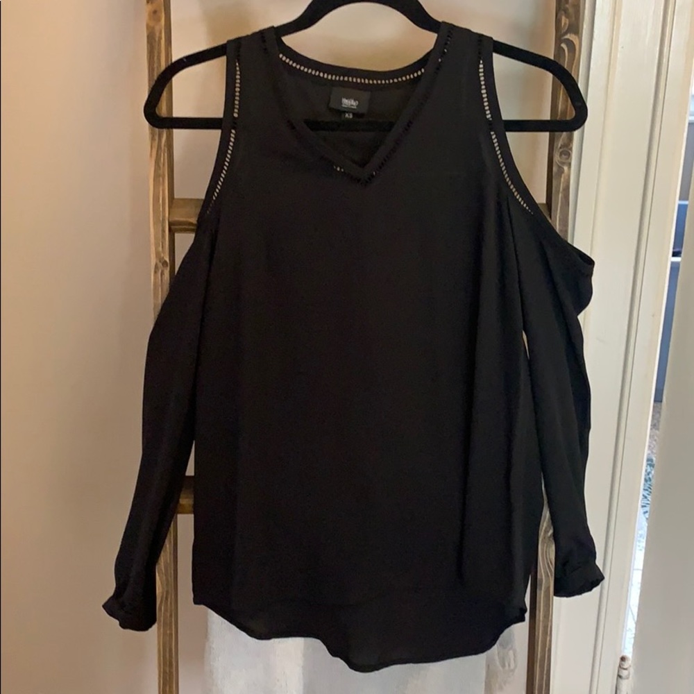 Black shoulder less long sleeve shirt